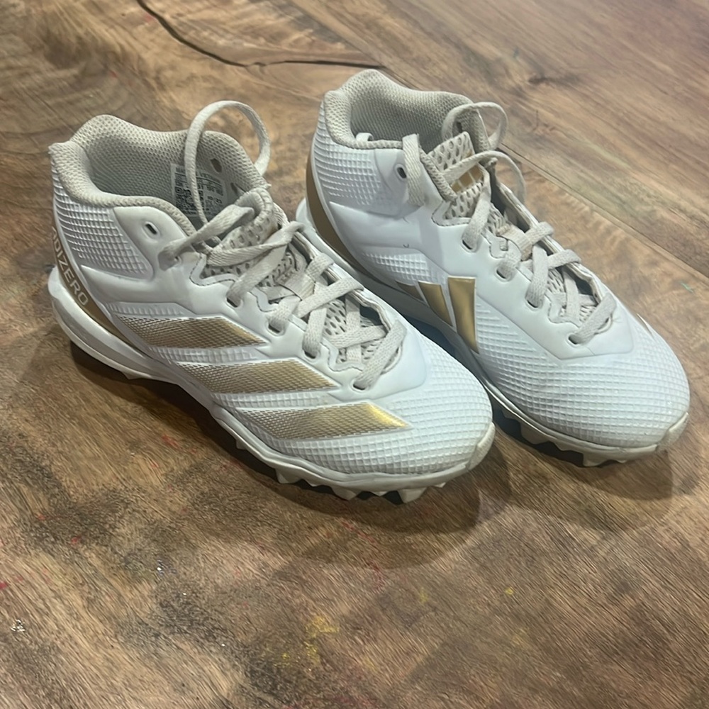 Youth football cleats
